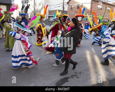 Mexikanische Chinelo folk Tänzer bei der jährlichen Drei Könige Day Parade in der Williamsburg Abschnitt von Brooklyn, NY. Stockfoto