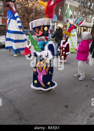 Mexikanische Chinelo folk Tänzer bei der jährlichen Drei Könige Day Parade in der Williamsburg Abschnitt von Brooklyn, NY. Stockfoto