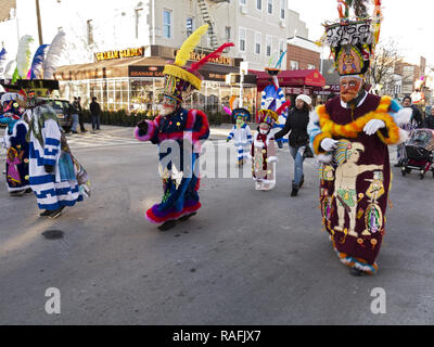 Mexikanische Chinelo folk Tänzer bei der jährlichen Drei Könige Day Parade in der Williamsburg Abschnitt von Brooklyn, NY. Stockfoto