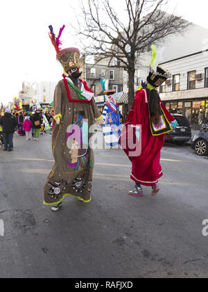 Mexikanische Chinelo folk Tänzer bei der jährlichen Drei Könige Day Parade in der Williamsburg Abschnitt von Brooklyn, NY. Stockfoto