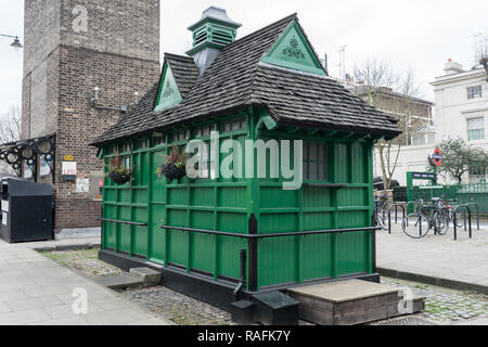 Eine traditionelle grüne Viktorianischen cabbie Tierheim, einer von nur 13 in London in Warwick Avenue im Westen von London. Foto Datum: Donnerstag, 3. Januar 2019. Foto Stockfoto