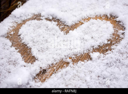 Holz- Herzen im Schnee Stockfoto