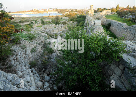 Römische Stadtmauer von II Jahrhundert mit Türmen und Zenon Turm von Ruinen der antiken griechischen Kolonie Khersones Tavriysky in Chersonesus in Sevestopol, C Stockfoto