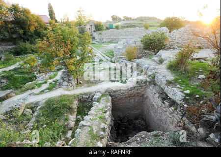 Antike griechische Theater von III Jahrhundert v. Chr. bauten die Römer in II Jahrhundert CE mit Kirche aus dem IV Jh. in den Ruinen des antiken griechischen col Amphitheater Stockfoto