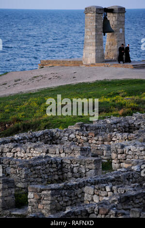 Bell von chersonesos in der antiken griechischen Theater von III Jahrhundert v. Chr. bauten die Römer zu Amphitheater in II Jahrhundert CE mit Kirche aus dem IV Jh. in Rui Stockfoto