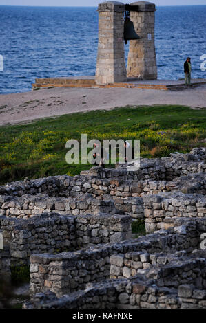 Bell von chersonesos in der antiken griechischen Theater von III Jahrhundert v. Chr. bauten die Römer zu Amphitheater in II Jahrhundert CE mit Kirche aus dem IV Jh. in Rui Stockfoto