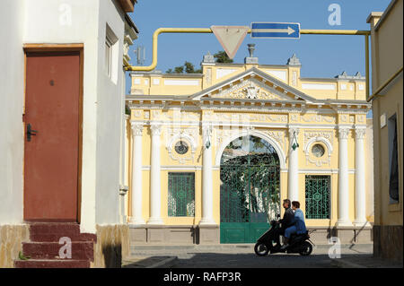 Main Gate 1900 erbaut zu Komplex von Eupatorian Kenassas erbaut 1804 bis 1814 auf Karaimskaya Straße in Jewpatorija, Ukraine. Am 30. September 2008 hat die Sp Stockfoto