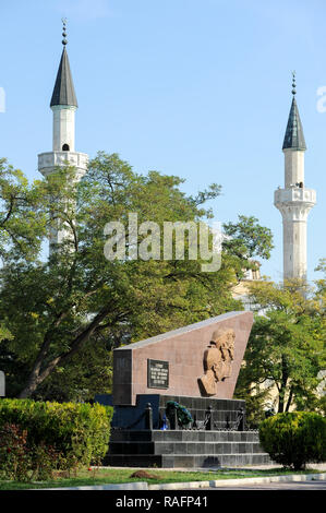 Denkmal für sowjetische Marines, die in Jewpatorija Angriff starben während des zweiten Weltkriegs und Juma-Jami Moschee (Freitagsmoschee) erbaut 1552 bis 1564 von den Osmanischen konzipiert Stockfoto