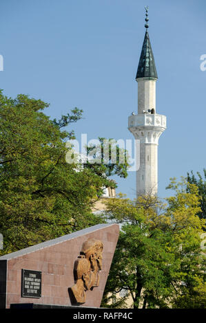 Denkmal für sowjetische Marines, die in Jewpatorija Angriff starben während des zweiten Weltkriegs und Juma-Jami Moschee (Freitagsmoschee) erbaut 1552 bis 1564 von den Osmanischen konzipiert Stockfoto