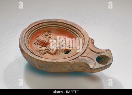 Lampe, Anatolien, 1. und 4. Jahrhundert, Terrakotta, 2,5 x 7,1 x 10,2 cm (1 x 2 13,16 x 4 in.). Neuerfundene Stockfoto