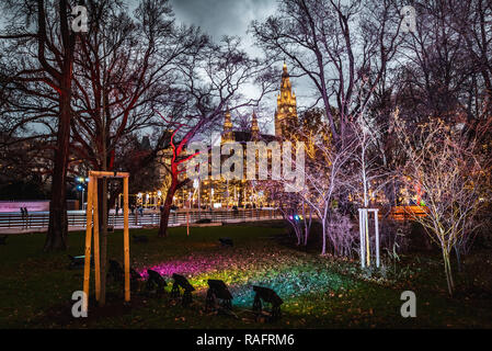 Night Shot der Weihnachtsmärkte am Rathausplatz, sichtbare Rathaus im Hintergrund Stockfoto