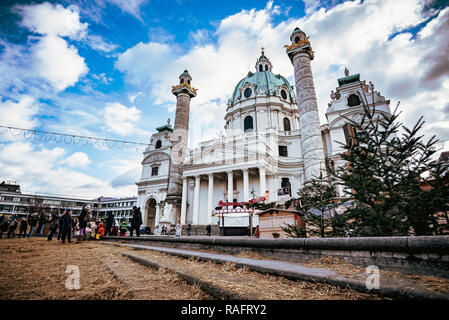 Charles Kirche oder Karlskirche mit Weihnachtsmarkt in Wien Stockfoto