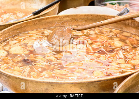 Fisch maw Suppe in einer großen Pfanne. Stockfoto