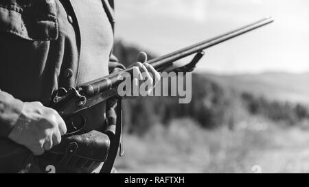 Jäger mit horizontalen Doppelflinte auf die Jagd in den Bergen Stockfoto