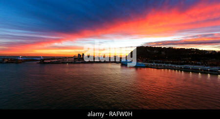 Hafen von Barcelona City bei Nacht, Spanien. Stockfoto