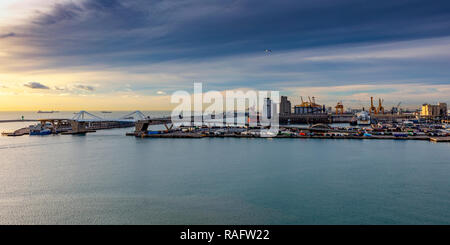 Hafen von Barcelona City bei Nacht, Spanien. Stockfoto