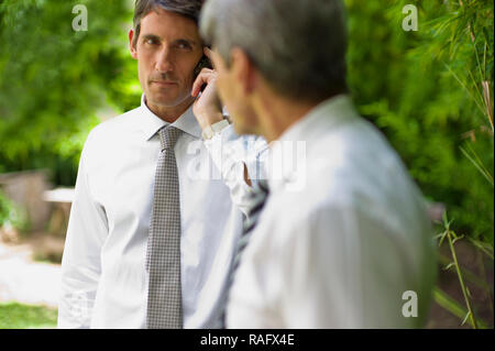 Kaufmann über sein Mobiltelefon. Stockfoto