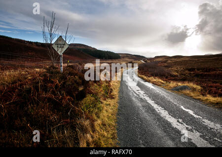 Wüst kurvenreichen Straßen mit Schnee und Eis in die Ferne verschwindenden verlassen Stockfoto