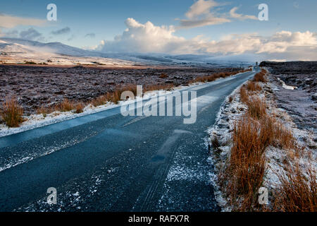 Wüst kurvenreichen Straßen mit Schnee und Eis in die Ferne verschwindenden verlassen Stockfoto