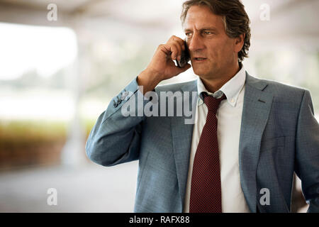 Betonte suchen Unternehmer Gespräch am Handy. Stockfoto