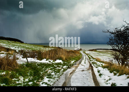 Wüst kurvenreichen Straßen mit Schnee und Eis in die Ferne verschwindenden verlassen Stockfoto