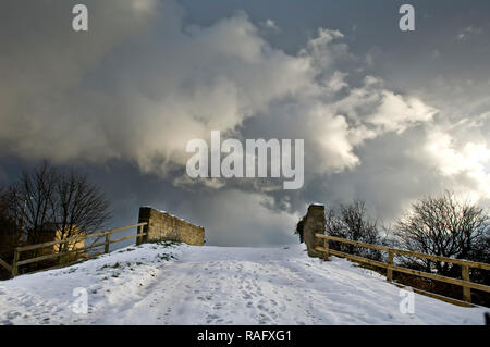 Wüst kurvenreichen Straßen mit Schnee und Eis in die Ferne verschwindenden verlassen Stockfoto