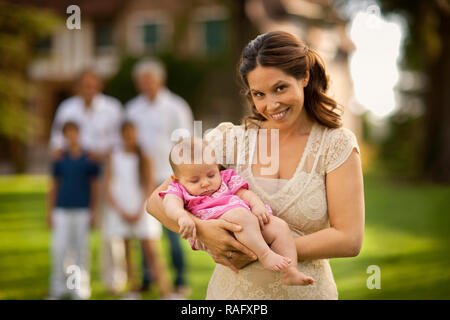 Porträt der Mutter halten Schlafen baby girl. Stockfoto