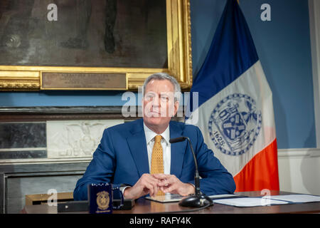 New York Bürgermeister Bill De Blasio bei einer Rechnung, die in New York City Hall am Mittwoch, 2. Januar 2019. Der Bürgermeister unterzeichnet in Gesetz Gesetzgebung, mit der stärkeren Kampagne Finanzierung Gesetze (Intro. 1288) und eine, die früher das Datum setzt, 29. Februar 2019, für die öffentlichen Fürsprecher Spezielle Wahl. (© Richard B. Levine) Stockfoto