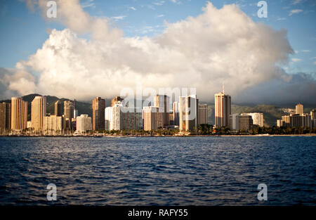 Malerischer Blick auf Wasser - vordere Stadt bilden. Stockfoto