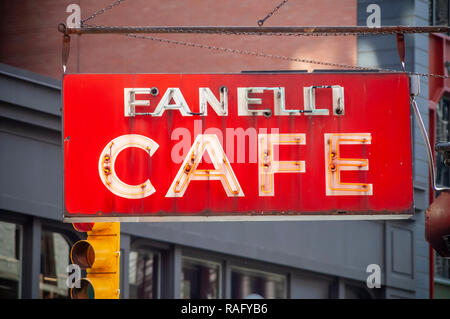 Beschilderung für das fanelli Cafe im Viertel Soho in New York am Dienstag, den 1. Januar 2018. Aus der Mitte des 19. Jahrhunderts, die Einrichtung als Treffpunkt für Künstler während der Übergangszeit von Soho von "industrielle Hell's hundert Morgen', die eine Enklave der Künstler während der 1960er Jahre In den 1980er serviert. (© Richard B. Levine) Stockfoto