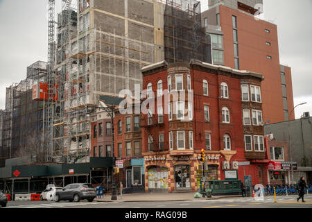 New York NY/USA - Dezember 30, 2018 Neue Entwicklung und ältere Gebäude entlang der 4. Avenue in der familienfreundlichen, trendigen Stadtteil Park Slope in Brooklyn in New York am Sonntag, den 30. Dezember 2018. (© Richard B. Levine) Stockfoto