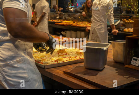 New York, New York/USA - Dezember 28, 2018 einen Bäcker erstellt eine Pizza in der erfüllungsrisiken Bäckerei in Midtown Manhattan in New York am Freitag, 28. Dezember 2018. Die italienische Bäckerei ist teilweise im Besitz von Starbucks und liefert Backwaren zu den Starbucks finden Rösterei. (Â© Richard B. Levine) Stockfoto