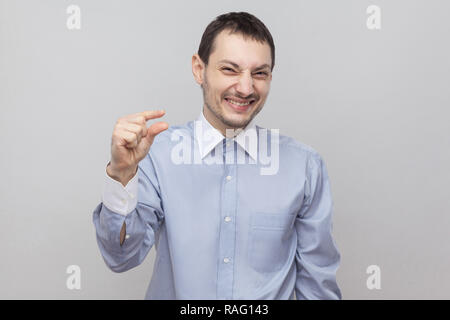 Bitte geben Sie mir noch ein paar. Portrait von stattlichen Borste Geschäftsmann in klassischem Hellblau Shirt stehen und plädieren für wenig mehr. indoor Stud Stockfoto