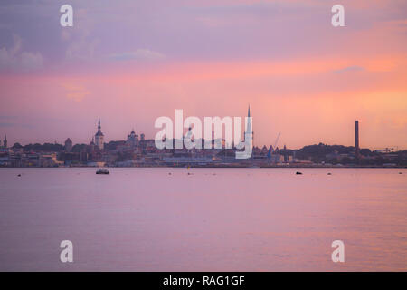 Toller alter Tallinn Stadtbild aus dem Wasser an den bunten rosa Sonnenuntergang Stockfoto