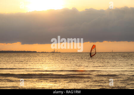 TALLINN, Estland - August, 10, 2017: sportman Windsurfer auf dem Meer gegen Sonnenuntergang orange sky Stockfoto