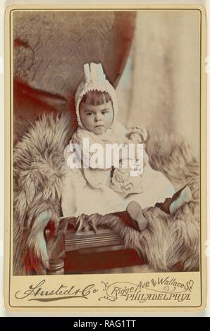 Baby Mädchen in Motorhaube, Sitz, eine Puppe hält, A. Husted & Unternehmen, über 1880, Eiweiß Silber drucken. Neuerfundene Stockfoto