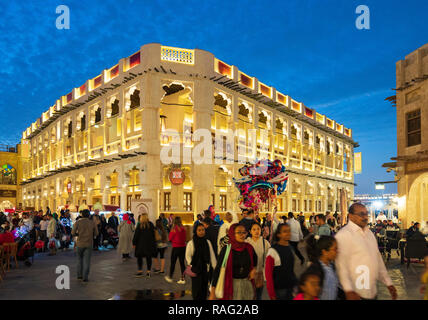 Nachtansicht des geschäftigen Souq Waqif in Doha, Katar Stockfoto