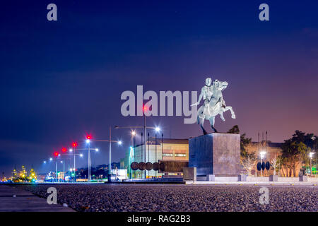 Statue des berühmten König Alexander der Große in der Nacht, im Hafen von Thessaloniki Griechenland Stockfoto