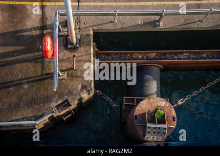 Fähren fahren in und aus dem geschäftigen Hafen - die Weihnachten weg ist in vollem Gange, als die Sonne über Dover steigt und die Fähren Überfahrt nach Calais. Stockfoto