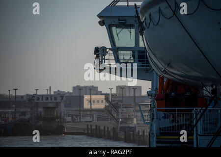 Fähren fahren in und aus dem geschäftigen Hafen - die Weihnachten weg ist in vollem Gange, als die Sonne über Dover steigt und die Fähren Überfahrt nach Calais. Stockfoto