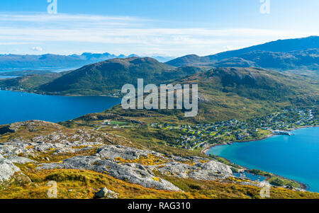 Blick auf die Hügel und Berge zwischen Fjorden und Kakdfjorden Ersfjorden an der Westküste der Insel Kvaloya in Tromsø Gemeinde in Troms c Stockfoto