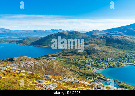 Blick auf die Hügel und Berge zwischen Fjorden und Kakdfjorden Ersfjorden an der Westküste der Insel Kvaloya in Tromsø Gemeinde in Troms c Stockfoto