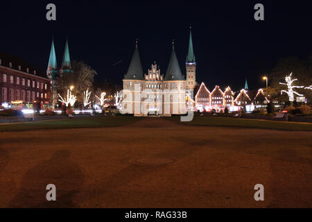 Mit Lübeck Holstentor bei Nacht Stockfoto