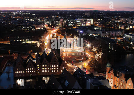 Mit Lübeck Holstentor bei Nacht Stockfoto