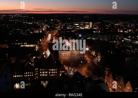 Mit Lübeck Holstentor bei Nacht Stockfoto