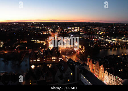 Mit Lübeck Holstentor bei Nacht Stockfoto