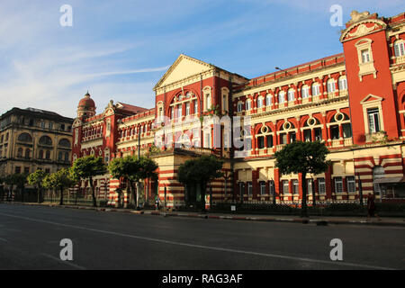 YANGON, MYANMAR - Dezember 03, 2016: Kolonialstil Gerichtsgebäude im alten Teil der Stadt Yangon, Myanmar (Birma) Stockfoto