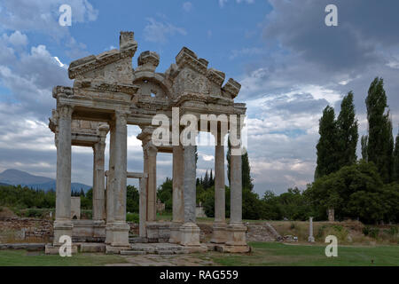 Monumentale Gateway oder tetrapylon, in Aphrodisias, Provinz Adana, Türkei. 2017, Aphrodisias war auf der UNESCO Liste des Welterbes Stockfoto