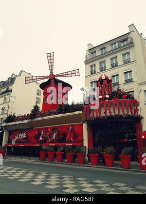 Das berühmte Varieté Moulin Rouge, 1889 errichtet, in Paris Rotlichtbezirk Montmartre, Pigalle am Boulevard de Clichy im 18. Stockfoto