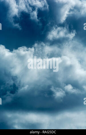 Stilisierte Brooding- und dunkle Wolkenformationen (CT digital in Blaueffekt umgewandelt). Für wirtschaftliche Sturmwolken, Wolken am Horizont, düstere Aussichten. Stockfoto